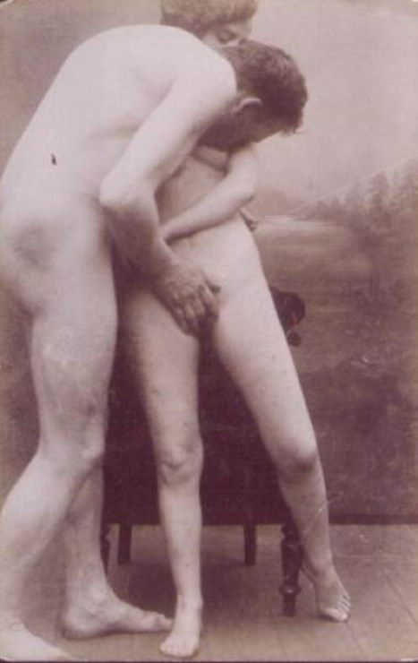 Горбун из Нотр-Дама целует сиськи женщины запихивая пальцы в ее влагалище, старое фото голой мамы