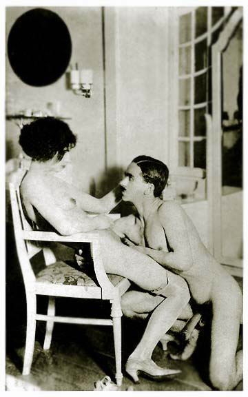 голый мужчина с усиками засовывает руку в вагину дамы сидящей на кресле, старое фото голой мамы
