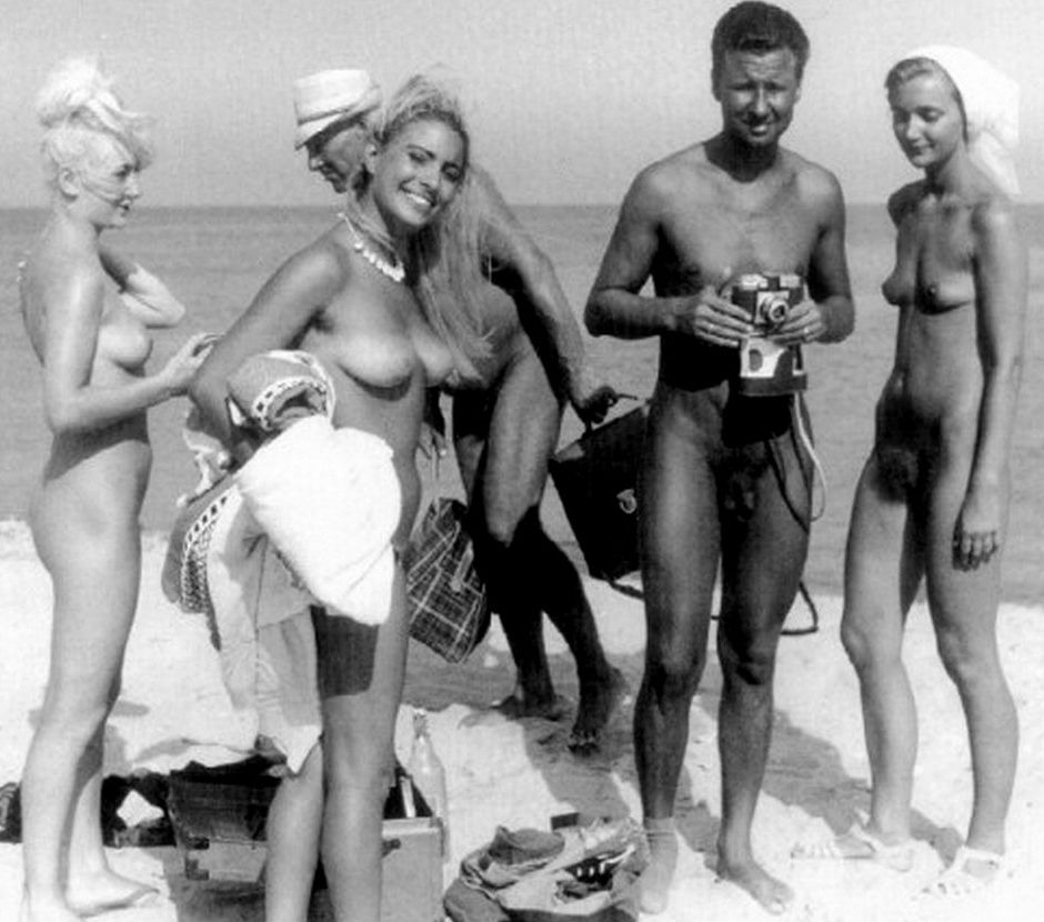 группа нудистов на пляже с фотоаппаратом, фото ретро эротики, ретро порно фото