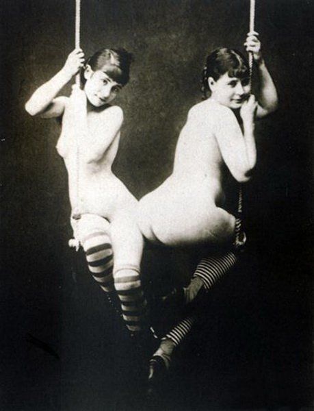 Голые девушки в полосатых чулках на качелях. ретро эротика 19-го века, ретро порно фото