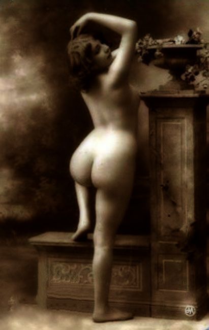 толстая попа у вазона. ретро фото обнаженных женщин, ретро порно фото