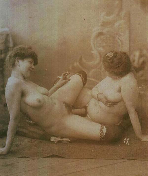 Толстые девушки с двусторонним фаллоимитатором в вагинах. старинное порно, ретро порно фото