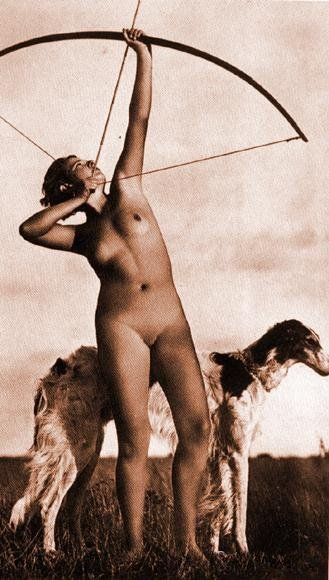 голая кривоногая женщина с собакой натягивает лук, ретро порно фото
