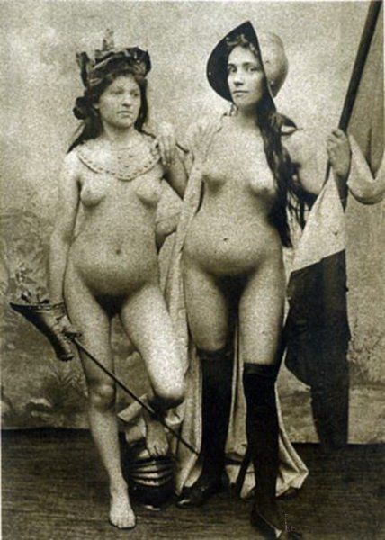 Две голых женщины в рыцарском наряде. Ретро эро фото начала 20-го века, ретро порно фото