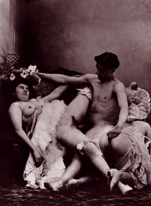 Две толстые старые проститутки с мужчиной, ретро порно фото