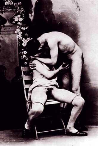женщина держит член целующего ее любовника, ретро порно фото