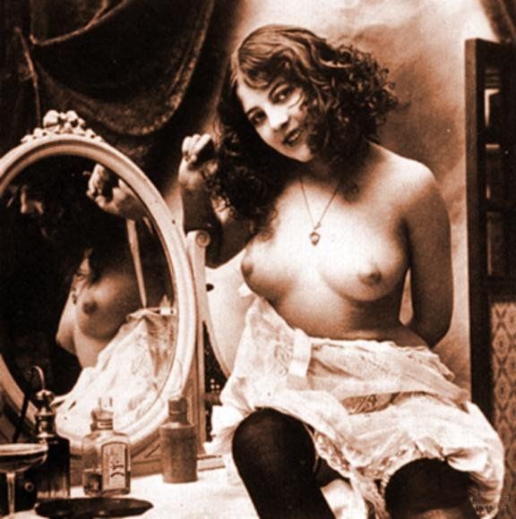 Девушка в голом виде у зеркала занимается своим туалетом. Старинное эротическое фото, ретро порно фото