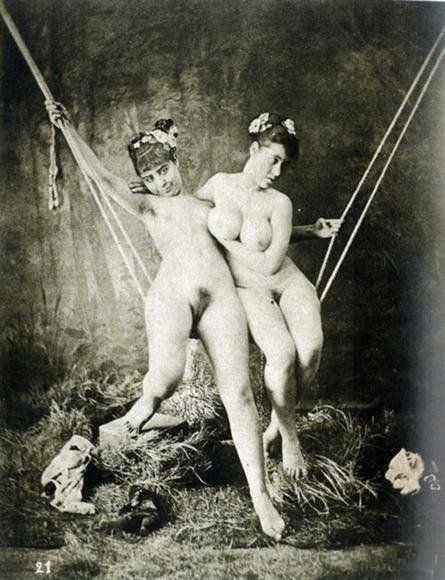 Две голые девушки на качелях. Одна с очень большой грудью, ретро порно фото