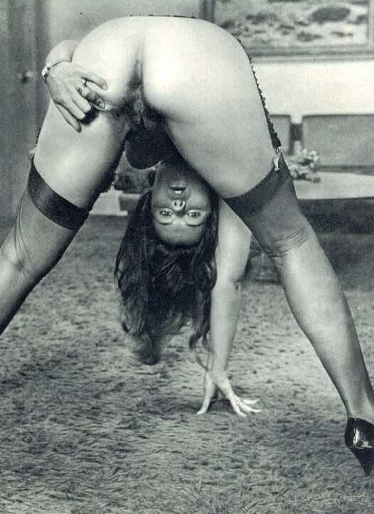 Женщина демонстрирует попку и вульву нагнувшись головой между ног, ретро порно фото