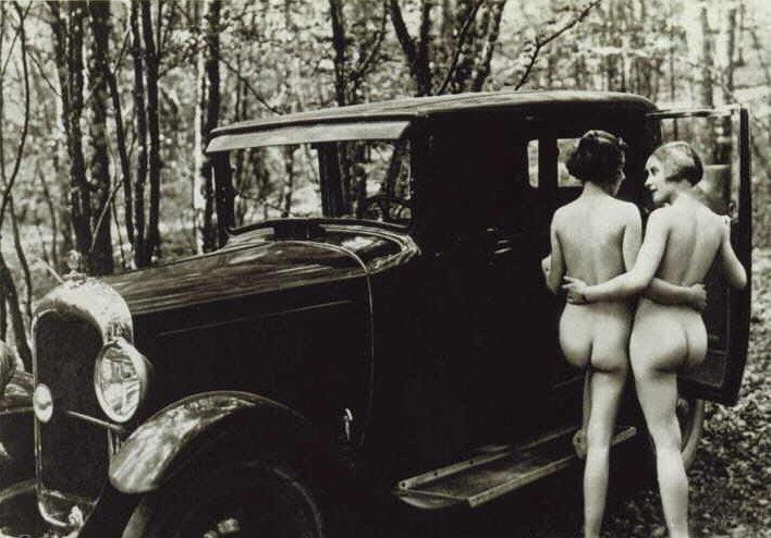 две обнаженных девушки садятся в старинный автомобиль. ретро эротика с автомобилем, ретро порно фото