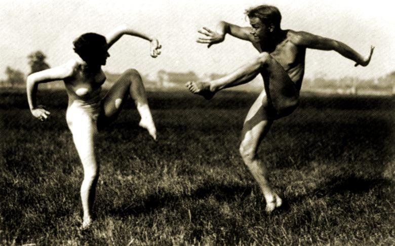 голые мужчина и женщина с ужимками изображают народные пляски. Старая эротика, ретро порно фото