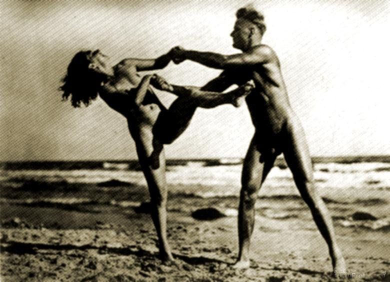Танцы народов мира. Голые мужчина и женщина на пляже. Старое эро фото, ретро порно фото