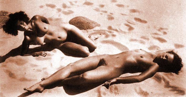 Две обнаженных женщины на песке, порно фото