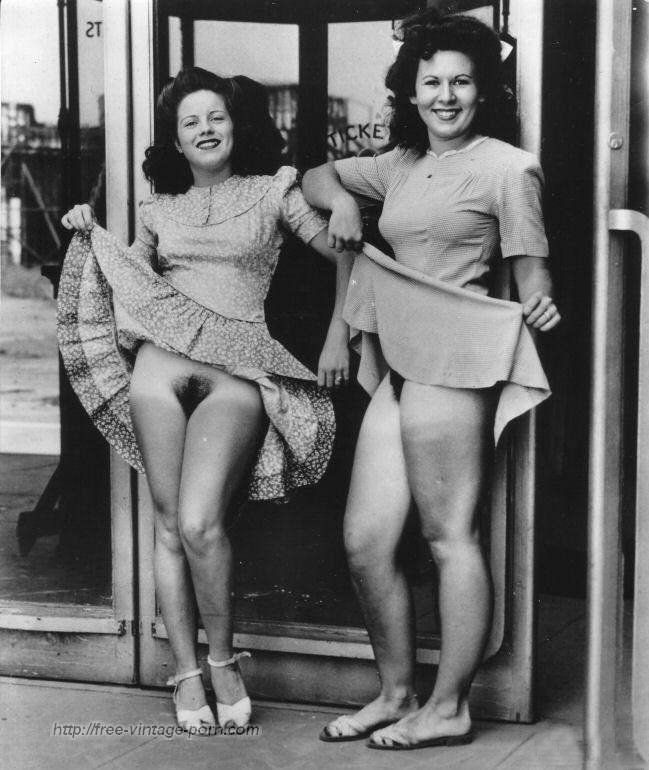 Две женщины без трусов задирают юбки. Эротика 60-х, порно фото