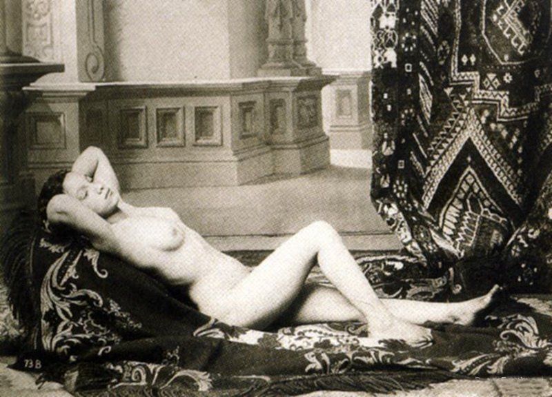 Обнаженная женщина на ковре, порно фото