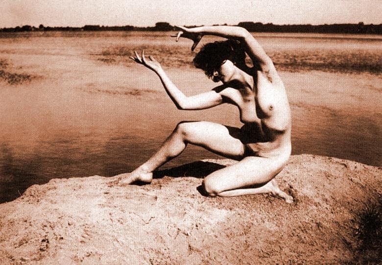 Голая женщина изображает что-то с арфой на фоне водоема, ретро порно фото