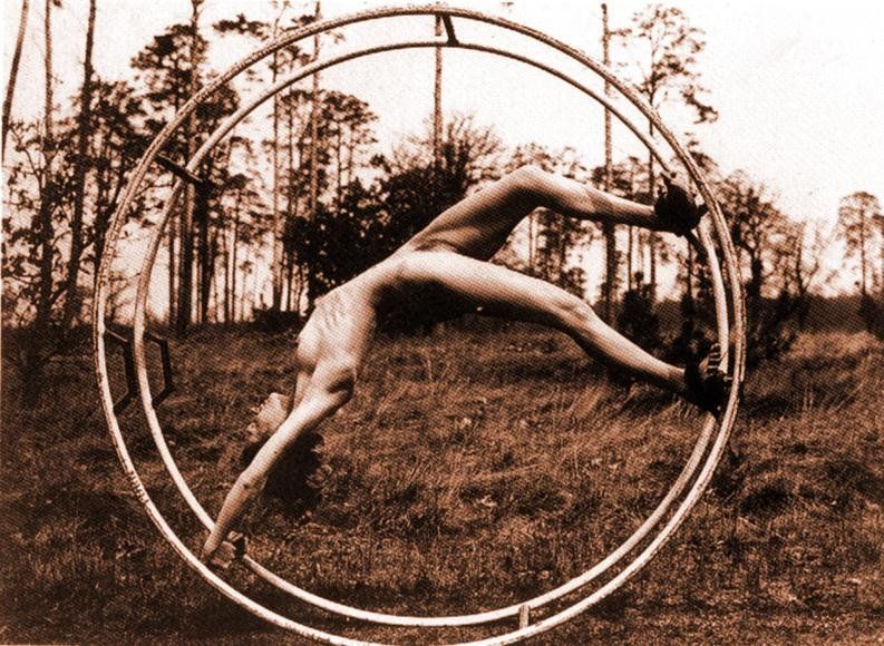 Белка в колесе, голая гимнастка в гимнастическом снаряде, ретро порно фото