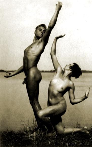 обнаженные мужчина и женщина изображают скульптуру рабочий и колхозница, ретро порно фото
