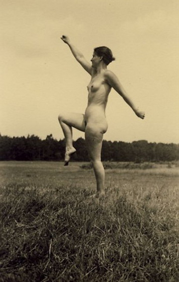 Вперед! немецкое эротическое фото. голая гимнастка, ретро фото голой женщины