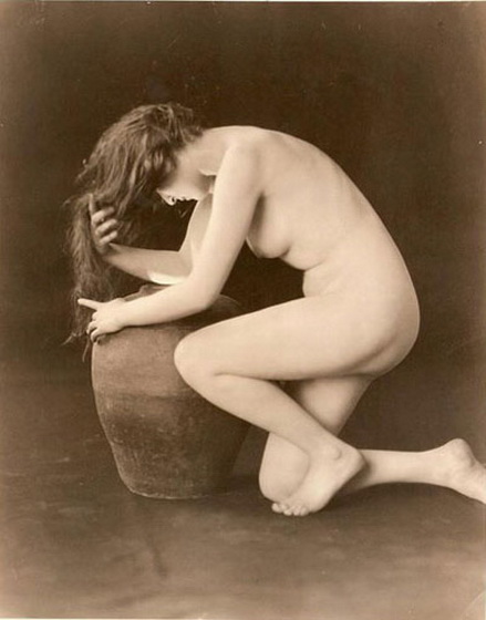 обнаженная женская фигура у старинной вазы, ретро фото голой женщины