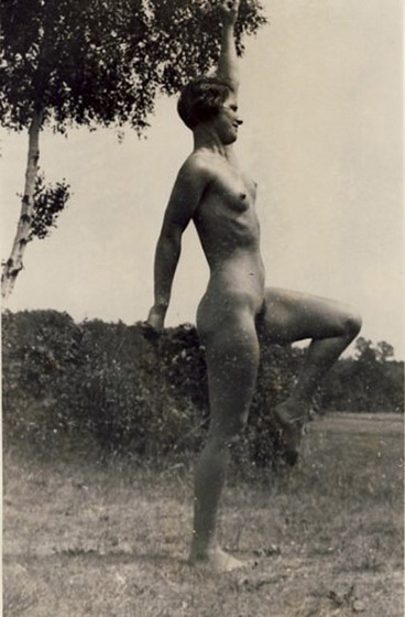 голая Физкультурница на природе, ретро фото голой женщины