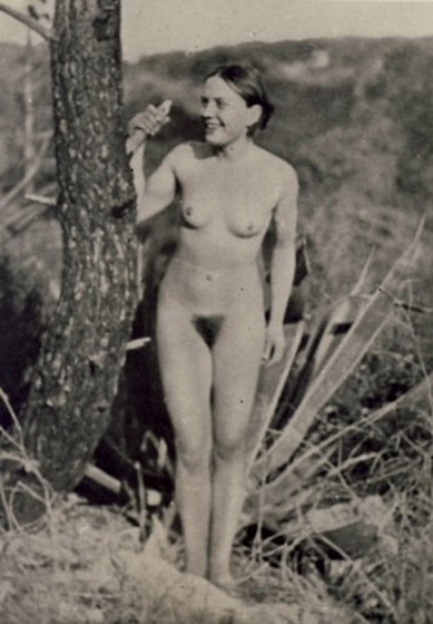 сучок в виде члена для влагалища голой немки, ретро фото голой женщины