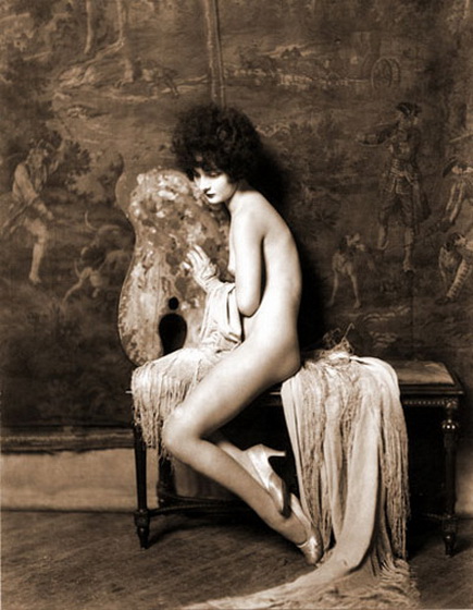 Палитра в руках голой модели, ретро фото голой женщины