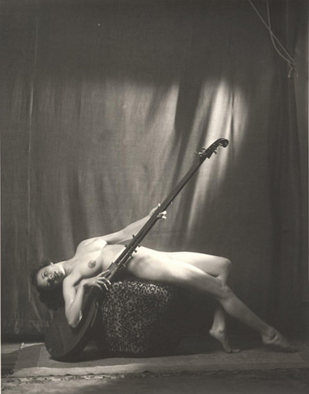 обнаженная музыкантка, ретро фото голой женщины