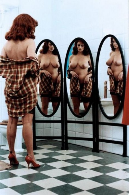 женщина с обнаженной грудью перед зеркалами, ретро фото голой женщины
