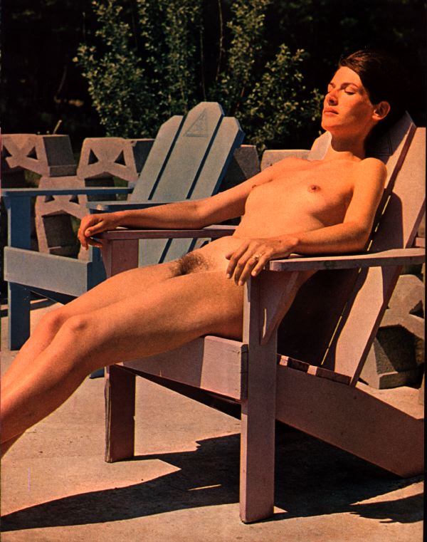 загорающая нудистка, ретро фото голой женщины