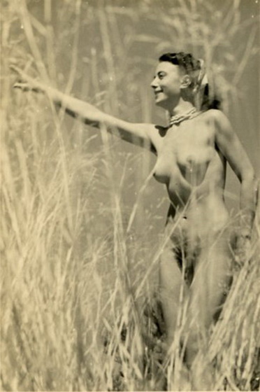 голая девушка во ржи,  ретро фото голой женщины