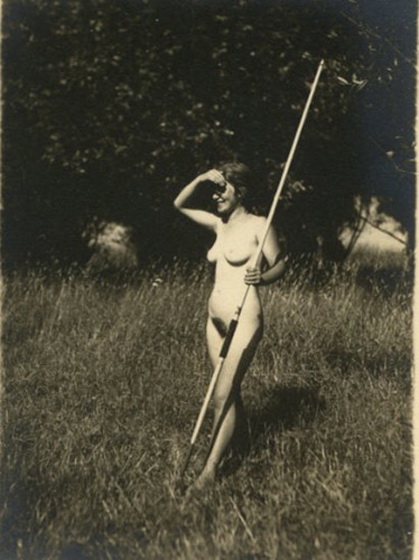 Копьеноска,  ретро фото голой женщины