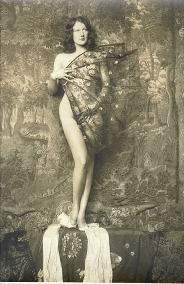 Гобелен,  ретро фото голой женщины