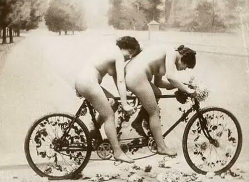 две голых толстых бабы на велосипеде, ретро фото голой женщины