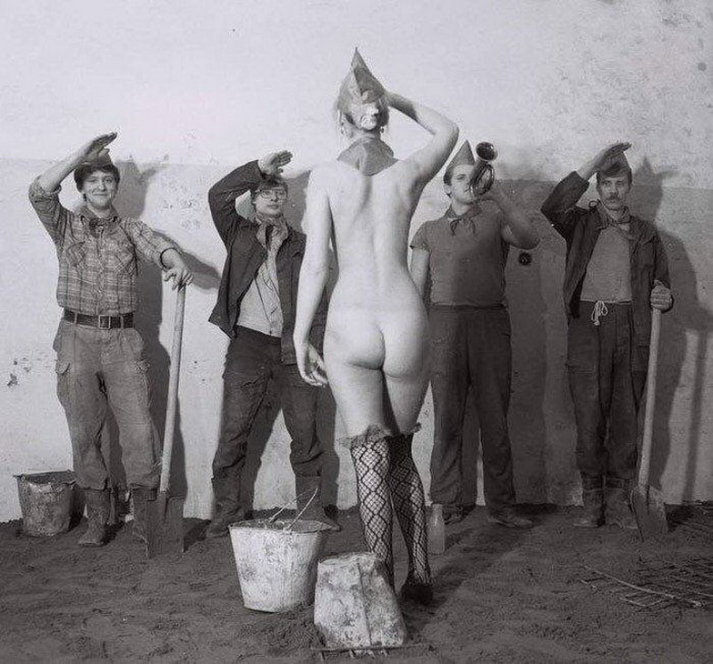 пионеры и пионервожатая в ГДР.  vintage erotic, ретро фото голой женщины