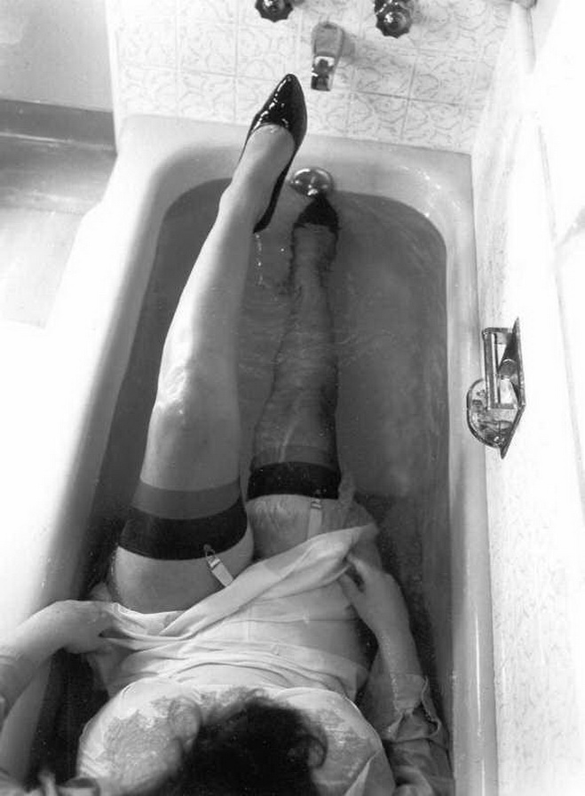 Мокрые чулки,  толстая тетка голая в ванне, ретро фото голой женщины