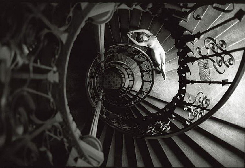 голое женское тело на ступенях лестницы, ретро фото голой женщины