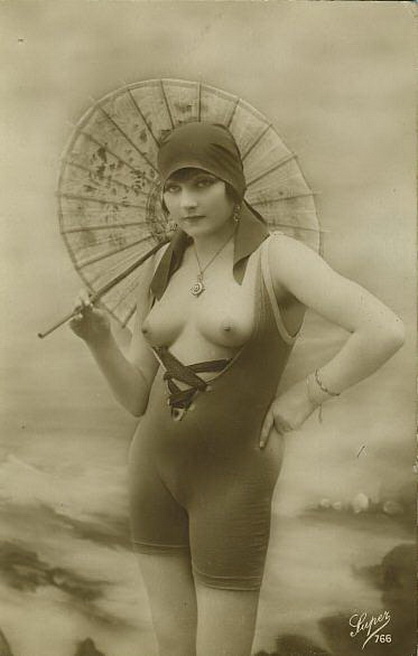 Зонтик, красивая девушка в старинном купальнике с открытой голой грудью, ретро фото голой женщины