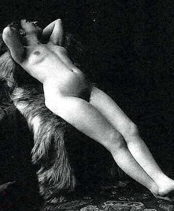 пузатая голая девушка с маленькой грудью позирует полулежа на медвежьей шкуре  красивая девушка, ретро фото, ретро фото голой женщины