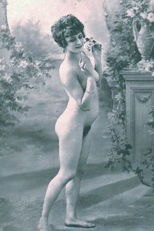кривоногая голая красотка начала 20-го века,  красивая девушка, ретро фото, ретро фото голой женщины
