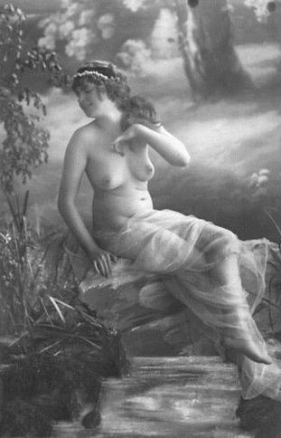 полуголая нимфа у ручья, постановочное фото начала 20-го века,  старый секс красивая девушка, ретро фото, ретро фото голой женщины