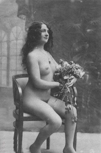 эталон красоты 19-го века с распущенными волосами сидит на краешке кресла, красивая девушка, ретро фото, ретро фото голой женщины