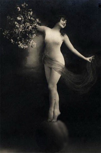 девушка на шаре. голая женщина с букетом стоит на большом шаре, ретро фото эротика