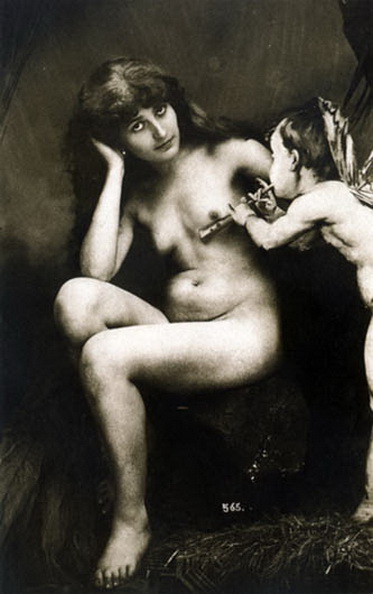 Амур. пузатая голая тетка с амурчиком играющим на свирели, ретро фото эротика