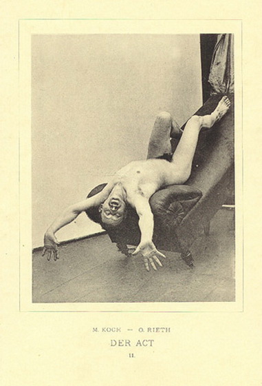 голый мужчина на кушетке, ретро фото эротика