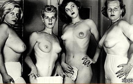четыре девушки топлесс в комнате, ретро фото эротика