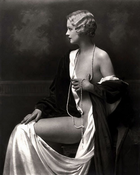 голая блондинка с жемчужным ожерельем, ретро фото эротика