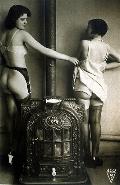 Буржуйка. две женщины без трусов греют попы у печки, ретро фото эротика
