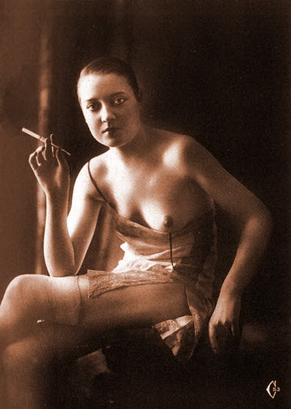 Мужчинка, угостите папироской. полуголая баба с сигаретой, ретро фото эротика