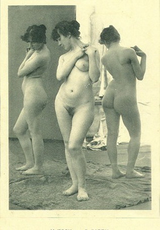 женщина с широким тазом с отражениями в двух зеркалах, ретро фото эротика